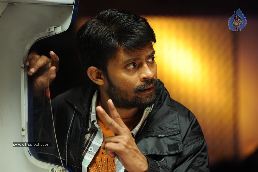 Thirudan Police Tamil Movie Stills - 38 / 45 photos
