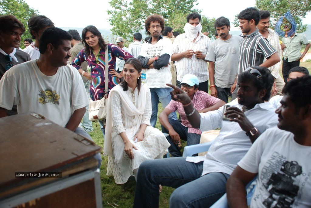 Thulli Ezhunthathu Kadhal Movie Stills - 8 / 23 photos