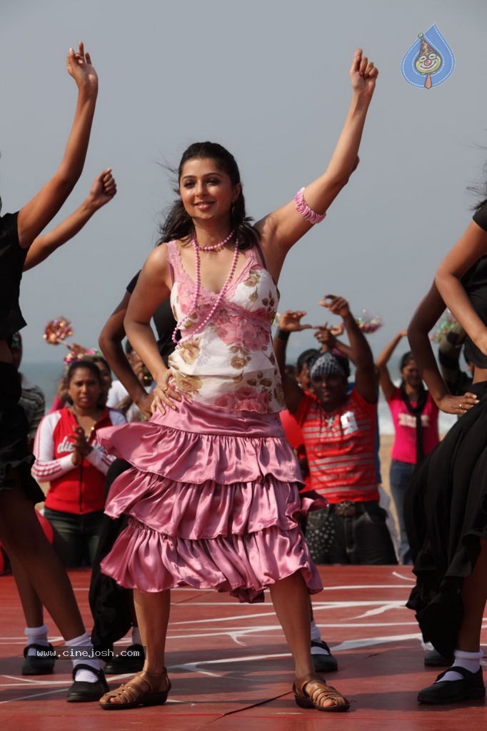 Thulli Ezhunthathu Kadhal Tamil Movie Stills - 18 / 112 photos