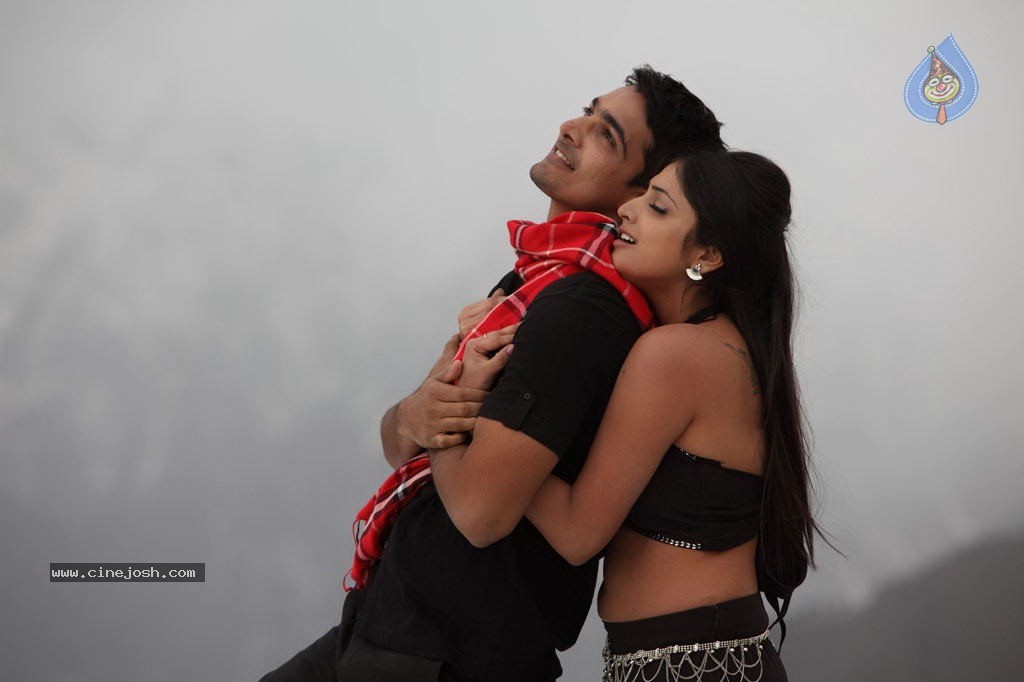 Thulli Ezhunthathu Kadhal Tamil Movie Stills - 34 / 112 photos