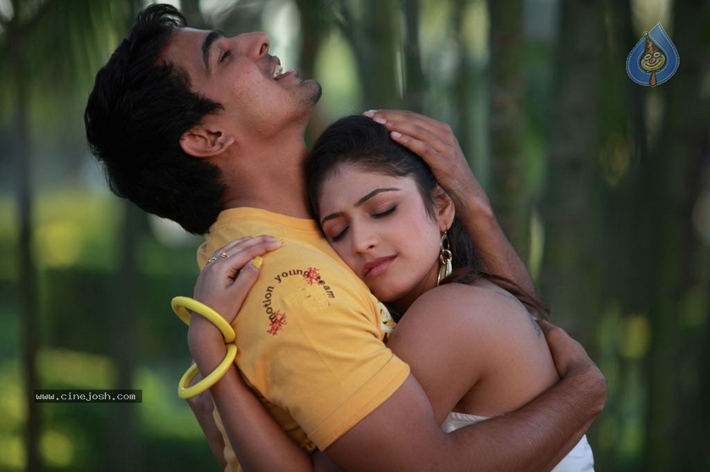 Thulli Ezhunthathu Kadhal Tamil Movie Stills - 64 / 112 photos