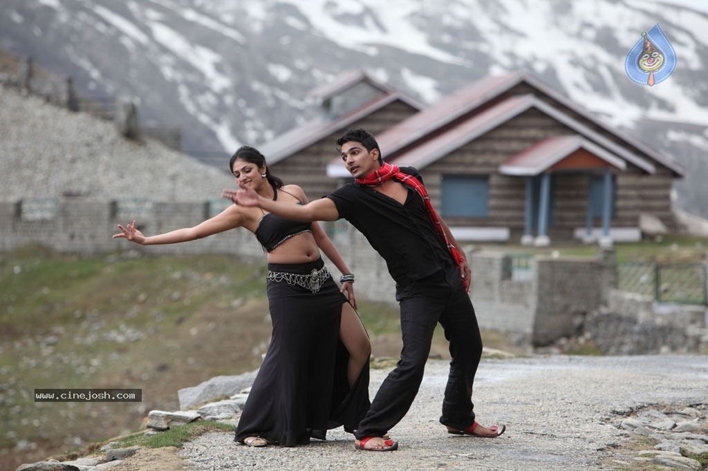 Thulli Ezhunthathu Kadhal Tamil Movie Stills - 69 / 112 photos