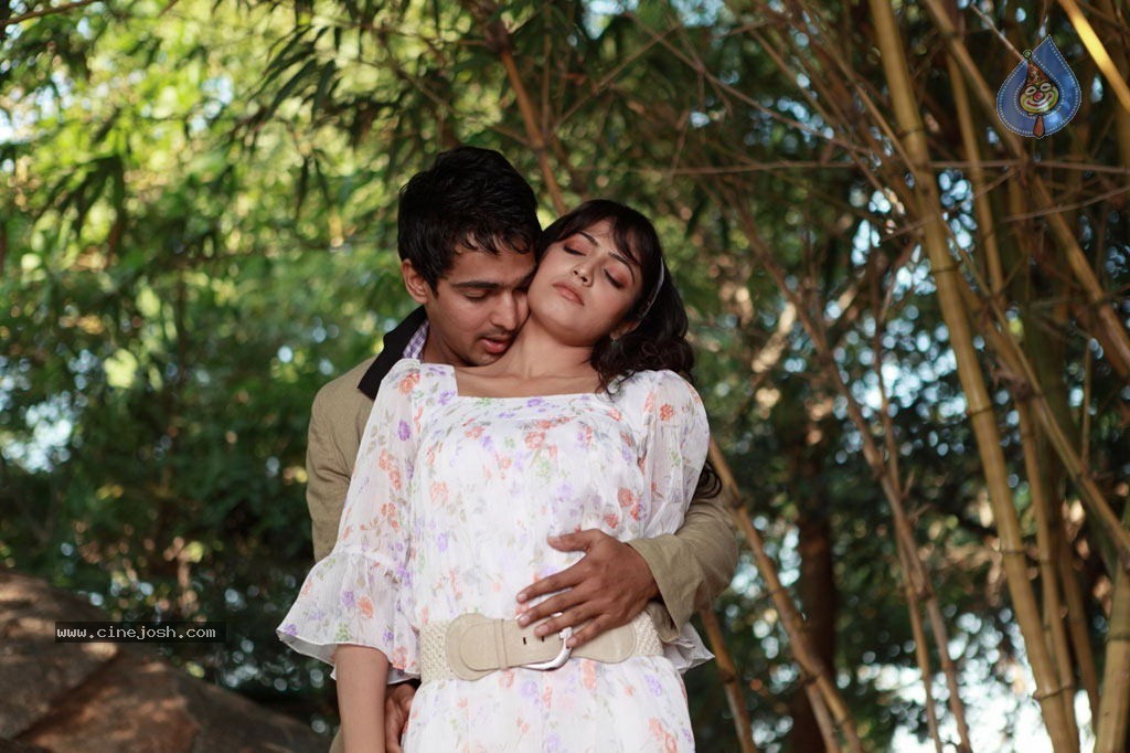 Thulli Ezhunthathu Kadhal Tamil Movie Stills - 85 / 112 photos
