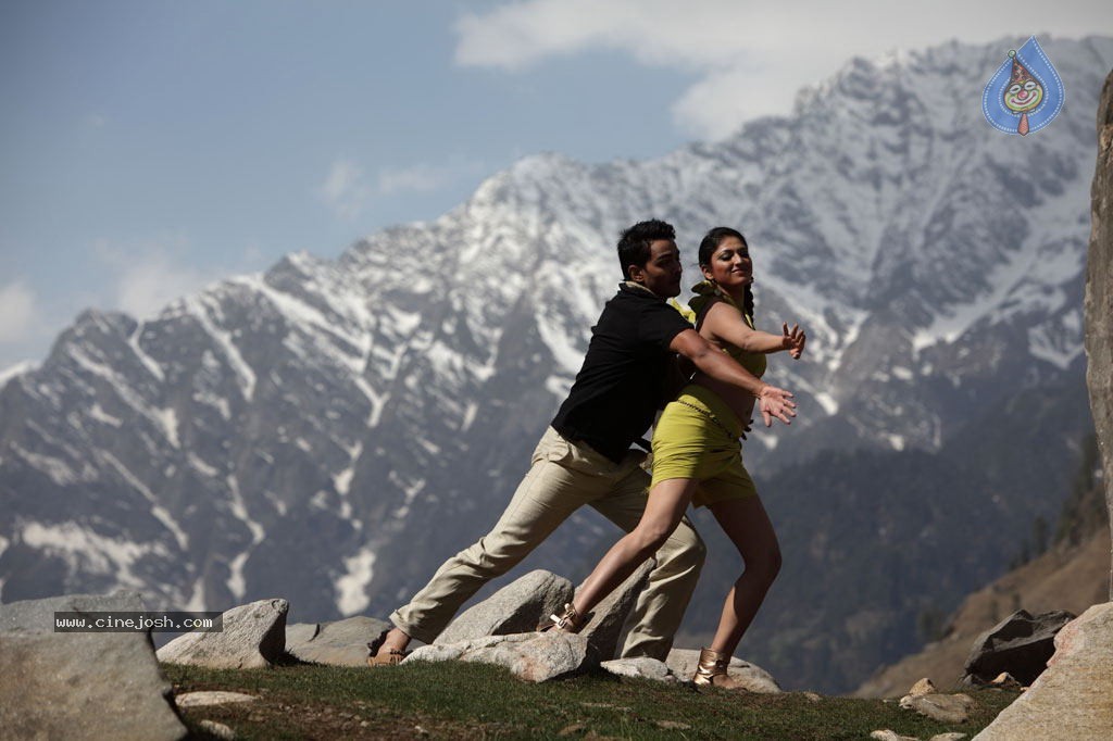 Thulli Ezhunthathu Kadhal Tamil Movie Stills - 110 / 112 photos