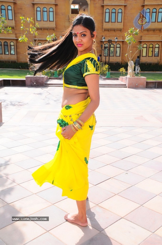 Thulli Vilaiyadu Tamil Movie Hot Stills - 28 / 52 photos