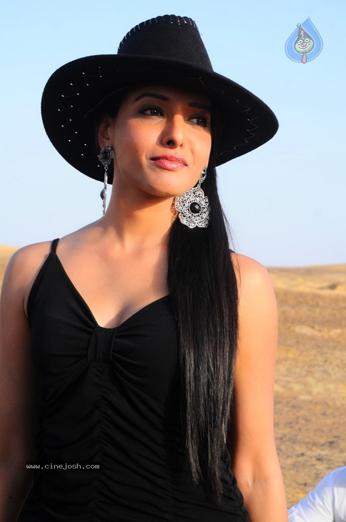 Thulli Vilaiyadu Tamil Movie Hot Stills - 31 / 52 photos