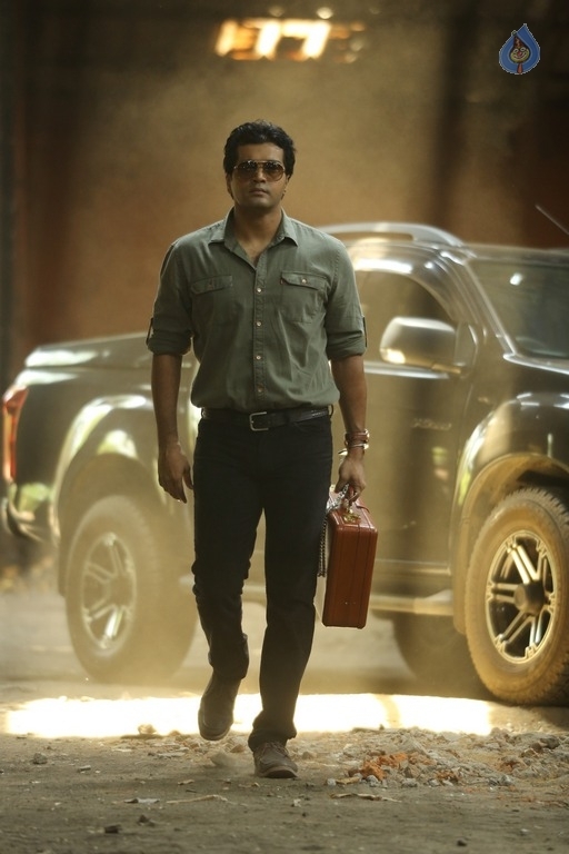 Thupparivaalan Tamil Film Stills - 2 / 6 photos
