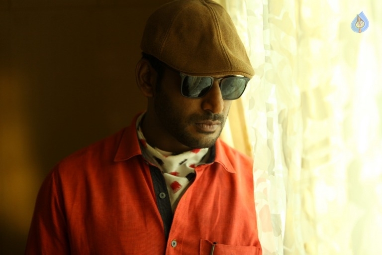 Thupparivaalan Tamil Film Stills - 3 / 6 photos
