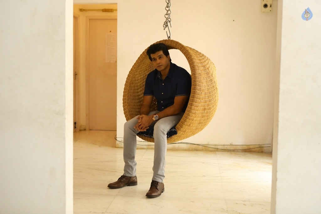 Thupparivaalan Tamil Film Stills - 14 / 41 photos