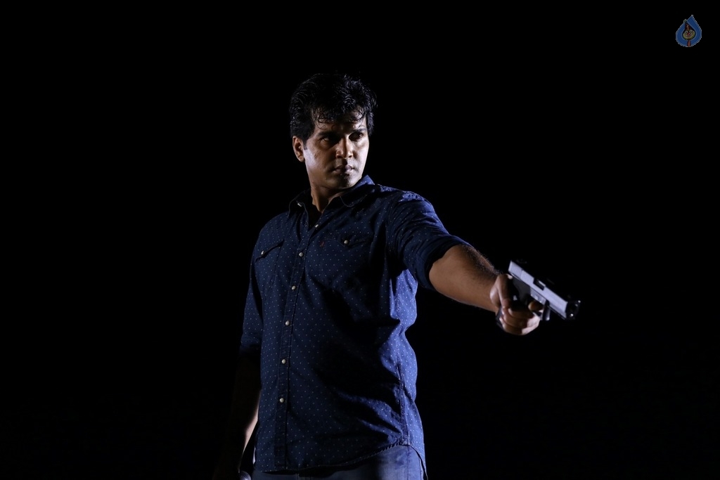 Thupparivaalan Tamil Film Stills - 24 / 41 photos