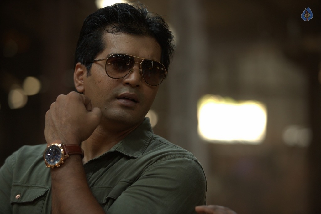 Thupparivaalan Tamil Film Stills - 25 / 41 photos