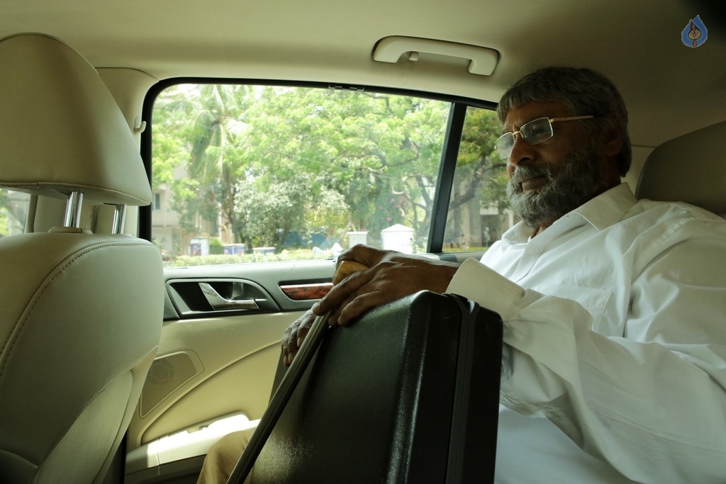 Thupparivaalan Tamil Film Stills - 28 / 41 photos