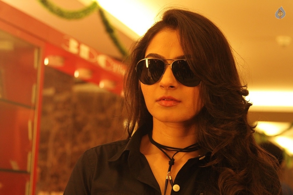 Thupparivaalan Tamil Film Stills - 34 / 41 photos