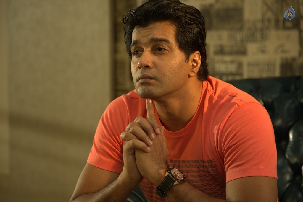 Thupparivaalan Tamil Film Stills - 35 / 41 photos