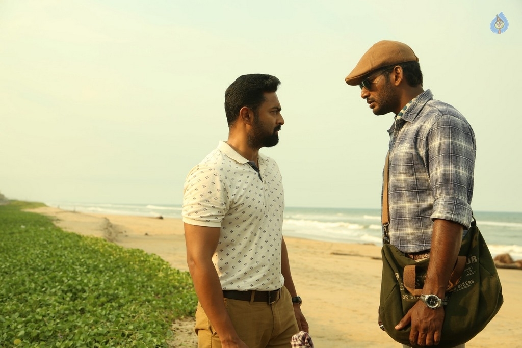Thupparivaalan Tamil Film Stills - 39 / 41 photos