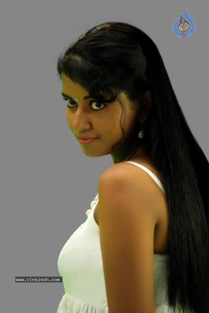 Unakku 20 Enakku 40 Tamil Movie Stills - 17 / 41 photos