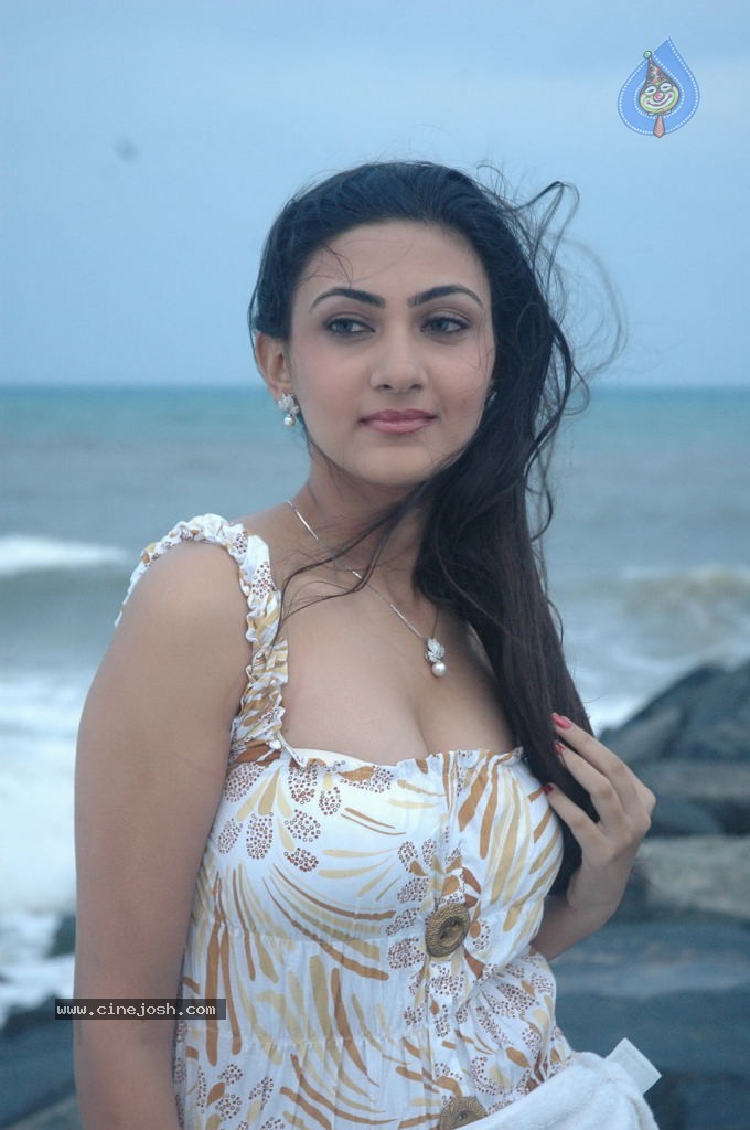 Unnodu Oru Naal Tamil Movie Hot Stills - 14 / 15 photos
