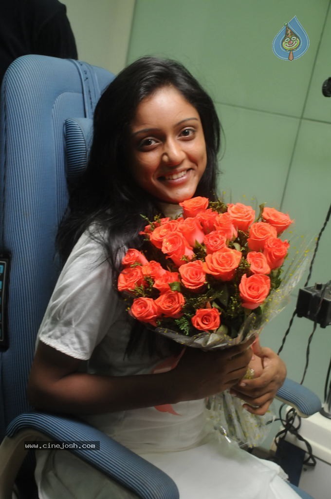 Uyir Mozhi Tamil Movie Stills - 7 / 71 photos