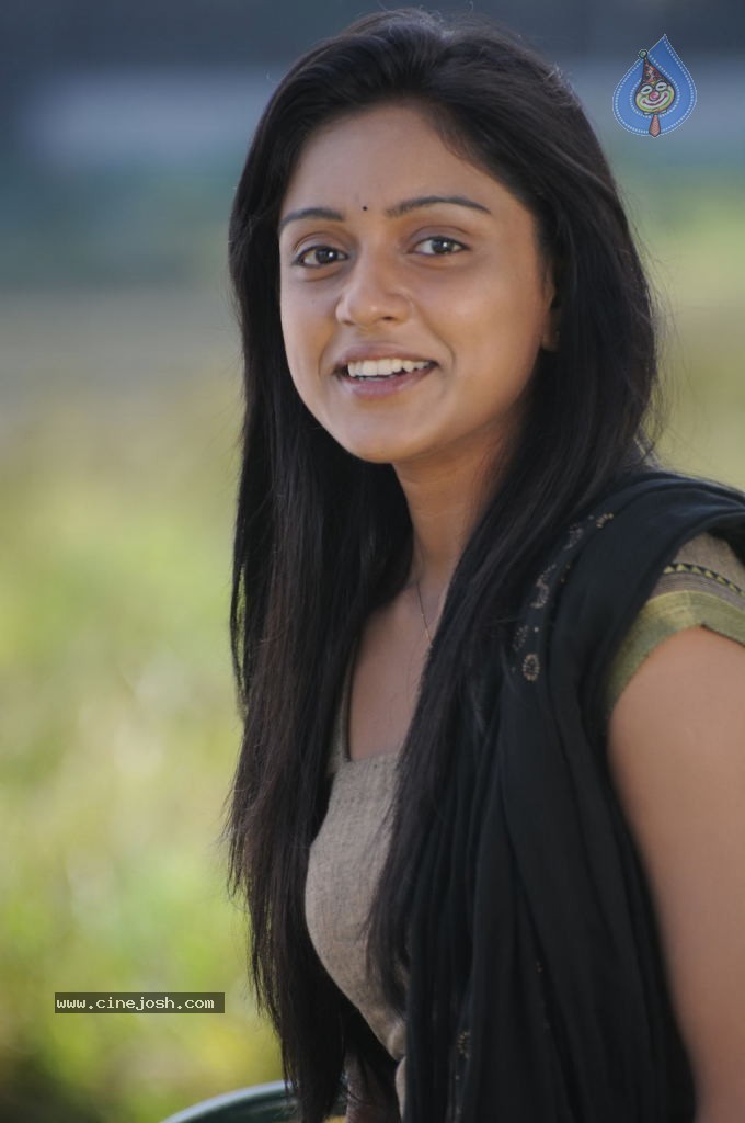 Uyir Mozhi Tamil Movie Stills - 10 / 71 photos