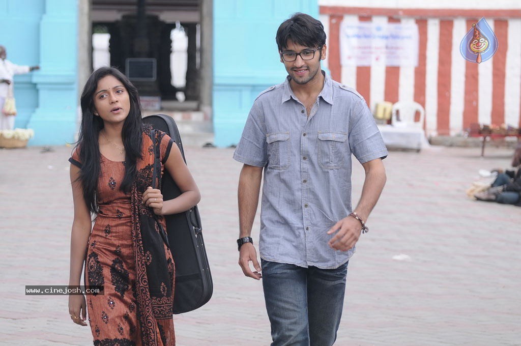 Uyir Mozhi Tamil Movie Stills - 22 / 71 photos