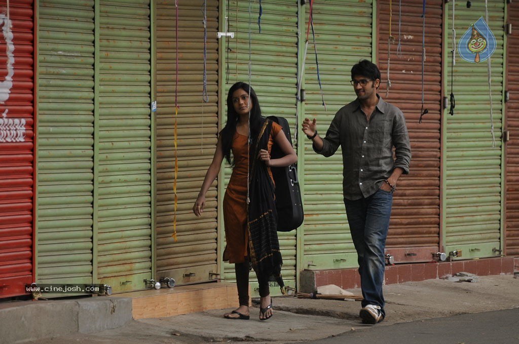 Uyir Mozhi Tamil Movie Stills - 37 / 71 photos