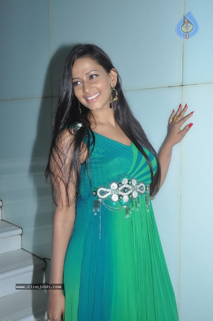 Uyir Mozhi Tamil Movie Stills - 46 / 71 photos
