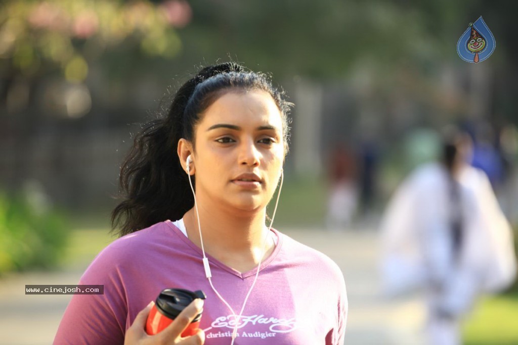Uyirin Osai Tamil Movie Stills - 22 / 90 photos
