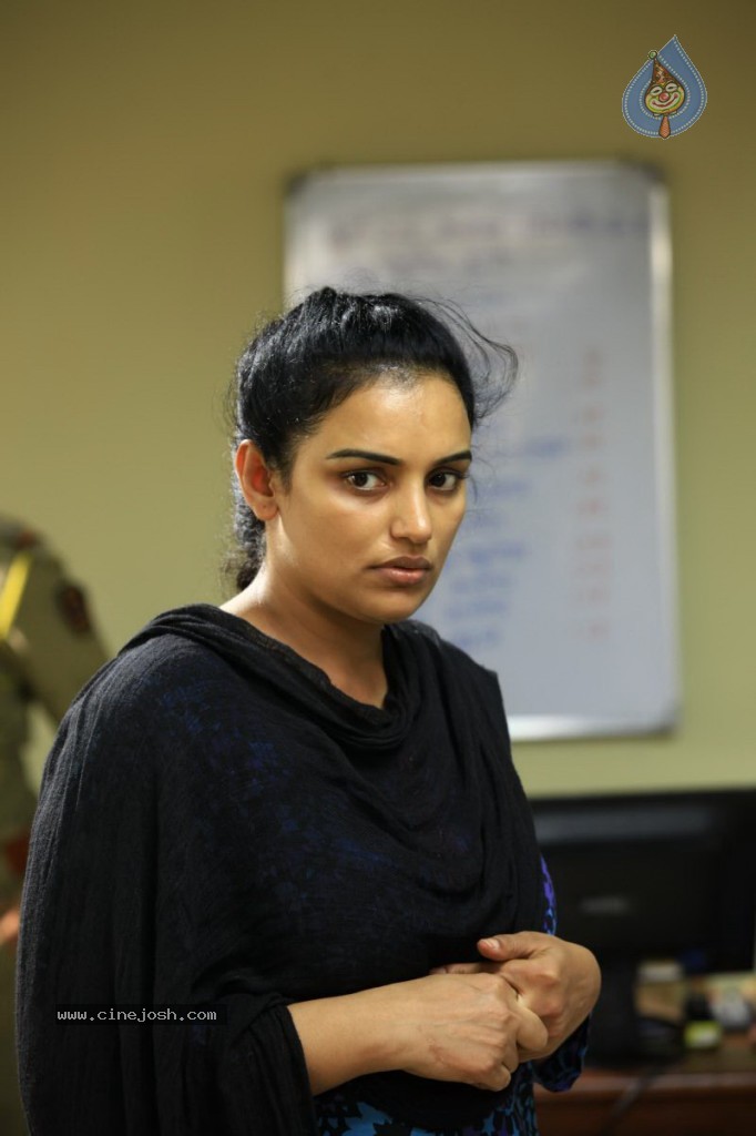 Uyirin Osai Tamil Movie Stills - 34 / 90 photos