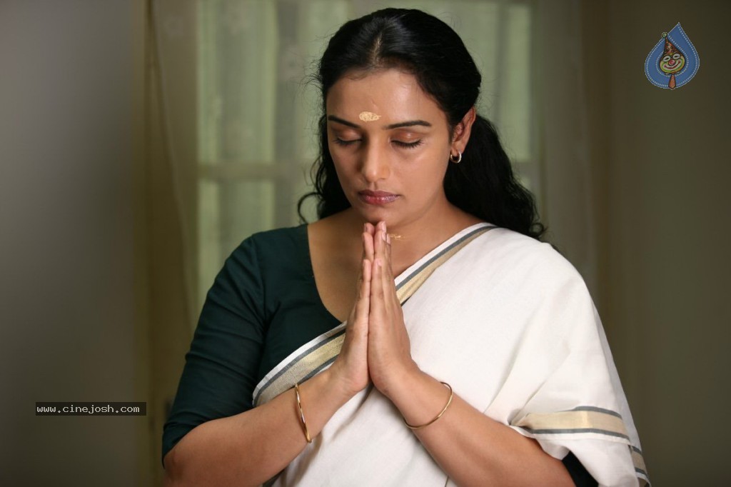Uyirin Osai Tamil Movie Stills - 44 / 90 photos