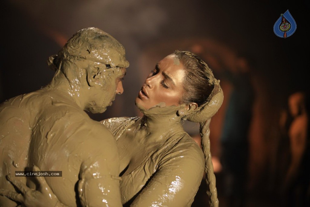 Uyirin Osai Tamil Movie Stills - 55 / 90 photos