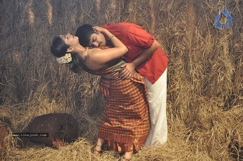 Uyirukku Uyiraga Tamil Movie Hot Stills - 7 / 41 photos