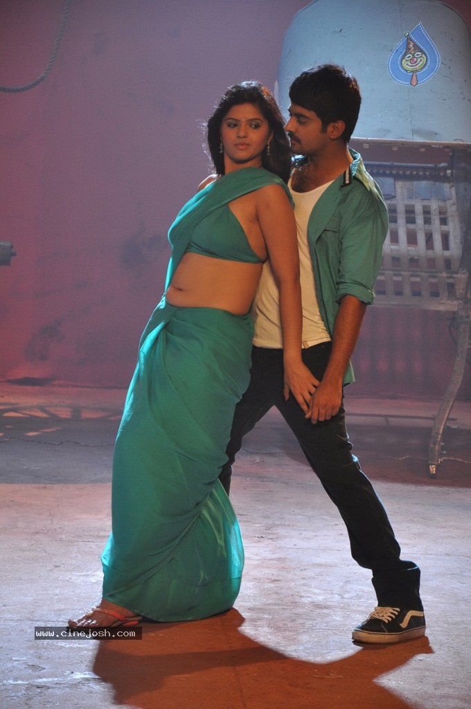 Uyirukku Uyiraga Tamil Movie Hot Stills - 10 / 41 photos