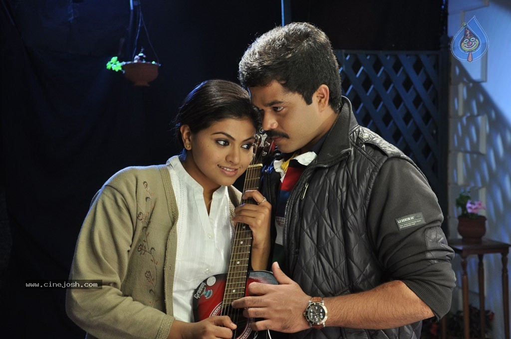 Uyirukku Uyiraga Tamil Movie Hot Stills - 28 / 41 photos