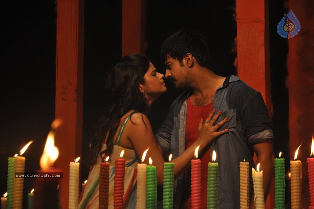 Uyirukku Uyiraga Tamil Movie Hot Stills - 33 / 41 photos