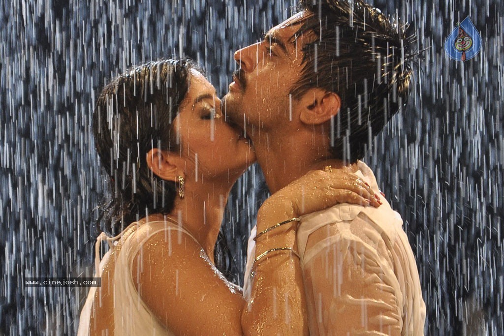 Uyirukku Uyiraga Tamil Movie Hot Stills - 34 / 41 photos
