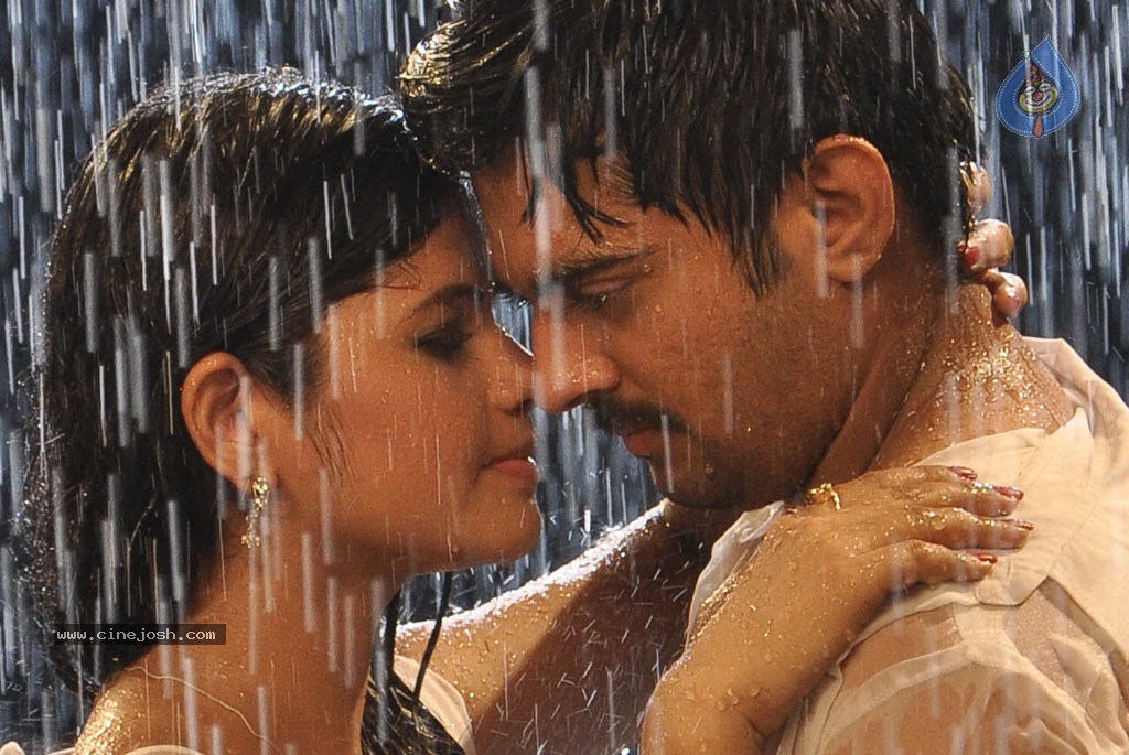 Uyirukku Uyiraga Tamil Movie Hot Stills - 37 / 41 photos