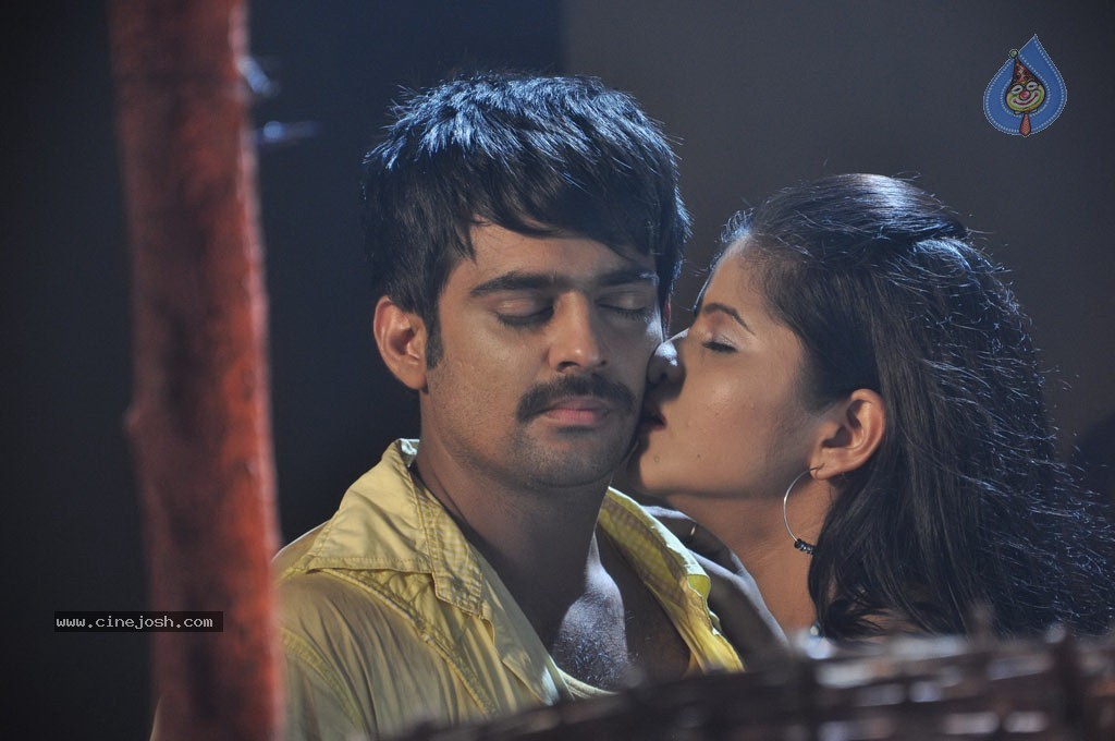 Uyirukku Uyiraga Tamil Movie Hot Stills - 38 / 41 photos