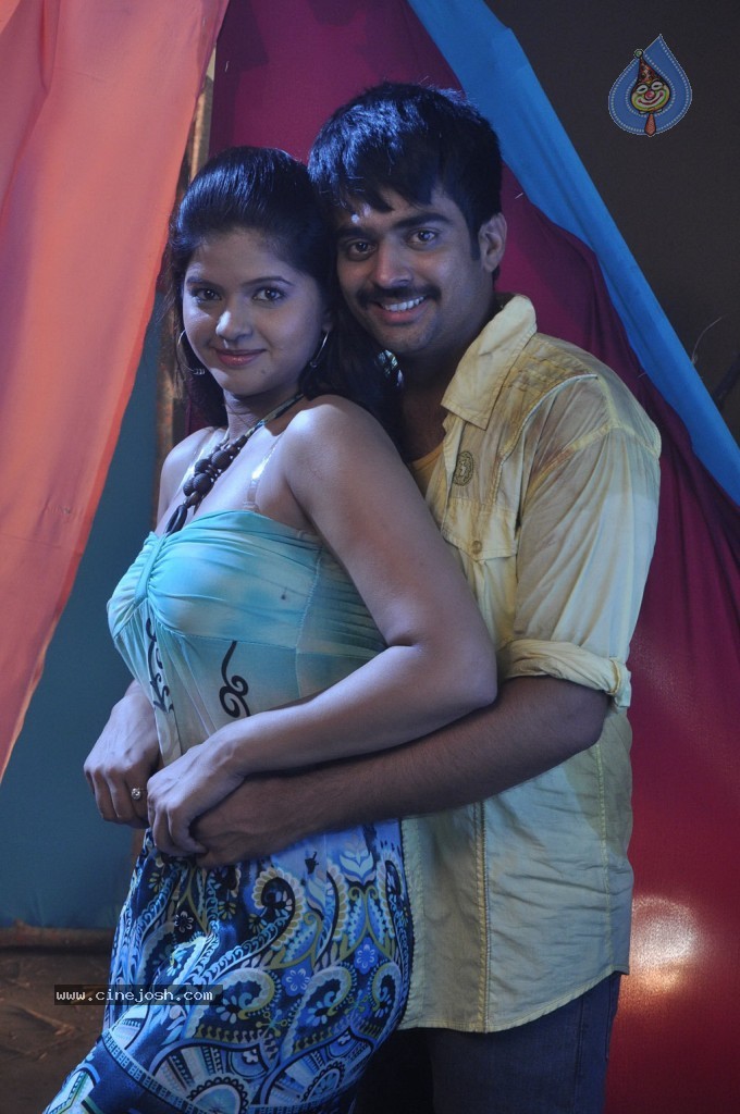 Uyirukku Uyiraga Tamil Movie Hot Stills - 41 / 41 photos