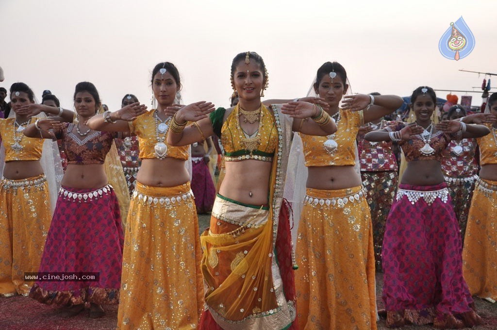 Uyirukku Uyiraga Tamil Movie Stills - 1 / 62 photos