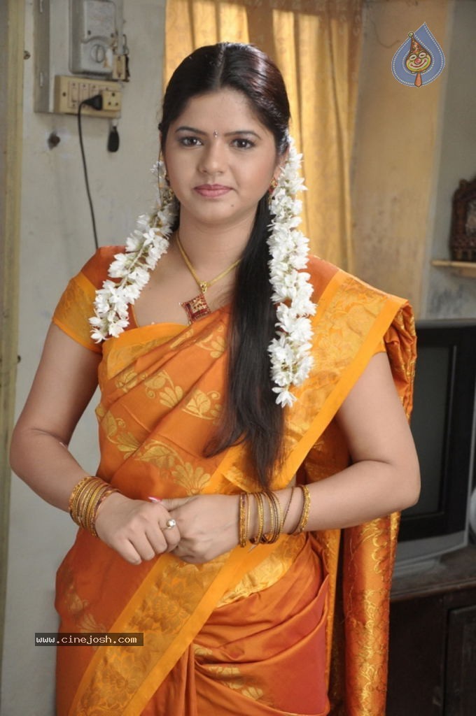 Uyirukku Uyiraga Tamil Movie Stills - 9 / 62 photos