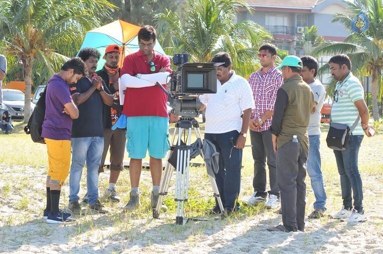 Vaanavillu Movie Photos and Posters - 12 / 28 photos