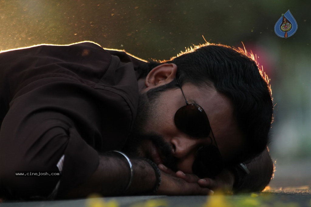 Vaarayo Vennilave Tamil Movie Stills - 12 / 57 photos