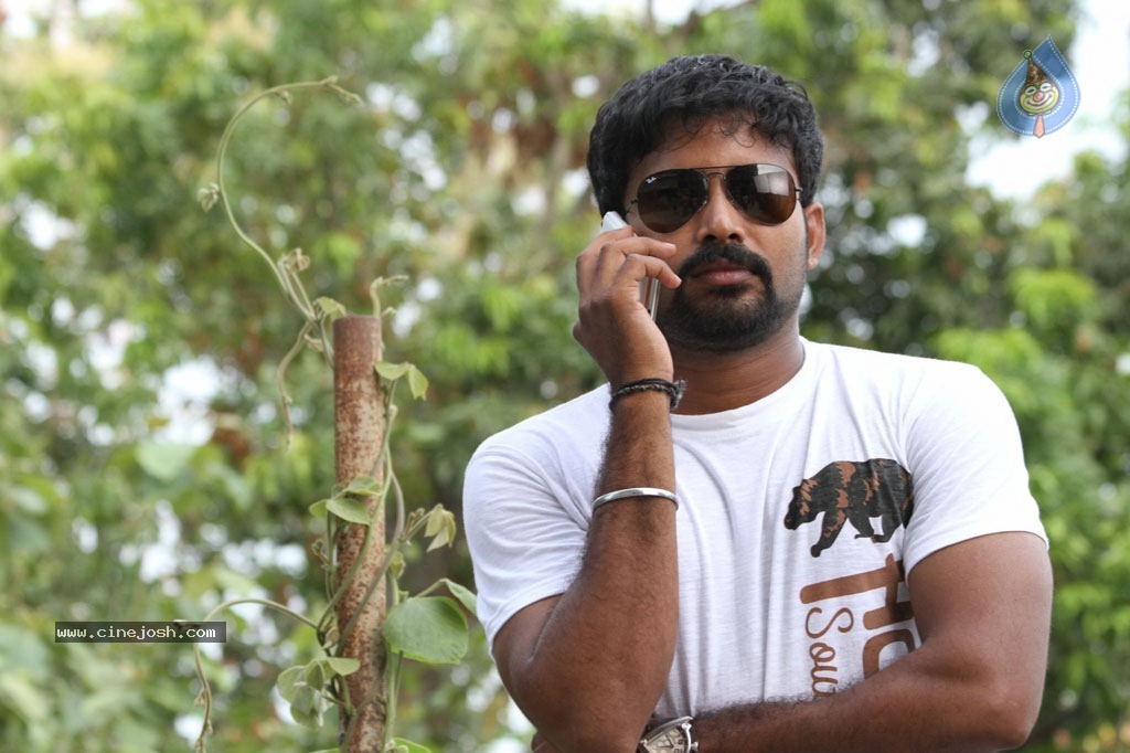 Vaarayo Vennilave Tamil Movie Stills - 20 / 57 photos