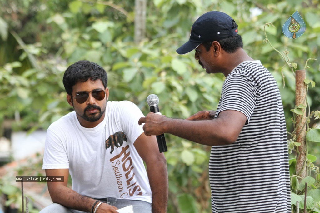 Vaarayo Vennilave Tamil Movie Stills - 27 / 57 photos