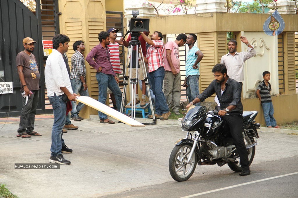 Vaarayo Vennilave Tamil Movie Stills - 53 / 57 photos