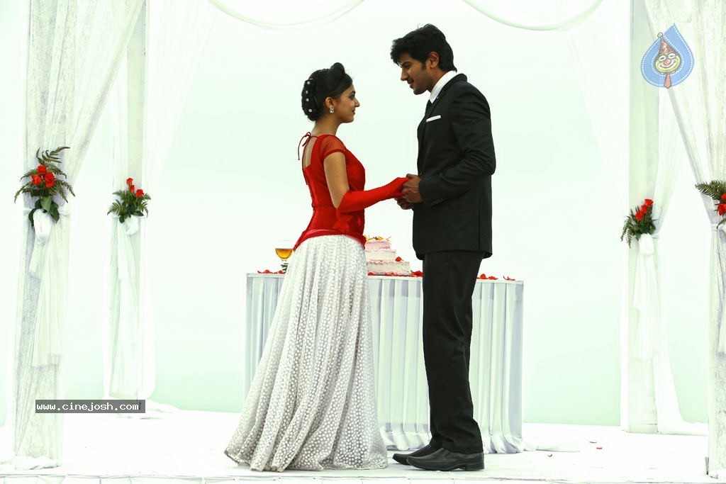 Vaayai Moodi Pesavum Tamil Movie Stills - 3 / 112 photos