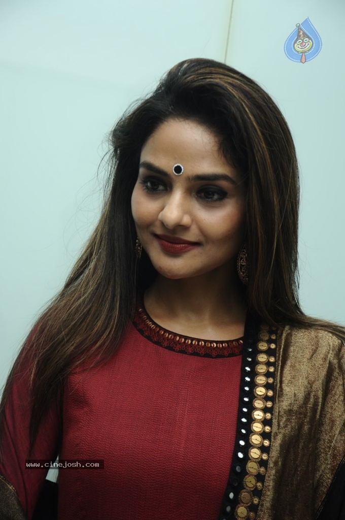 Vaayai Moodi Pesavum Tamil Movie Stills - 5 / 112 photos
