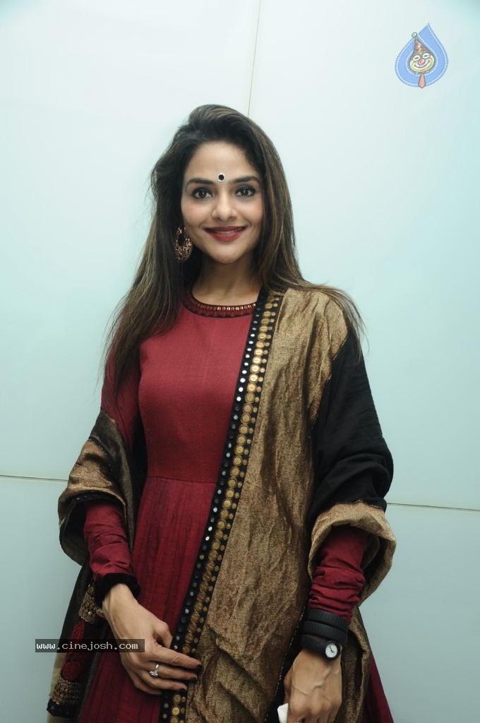 Vaayai Moodi Pesavum Tamil Movie Stills - 11 / 112 photos