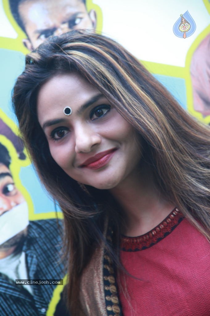 Vaayai Moodi Pesavum Tamil Movie Stills - 20 / 112 photos