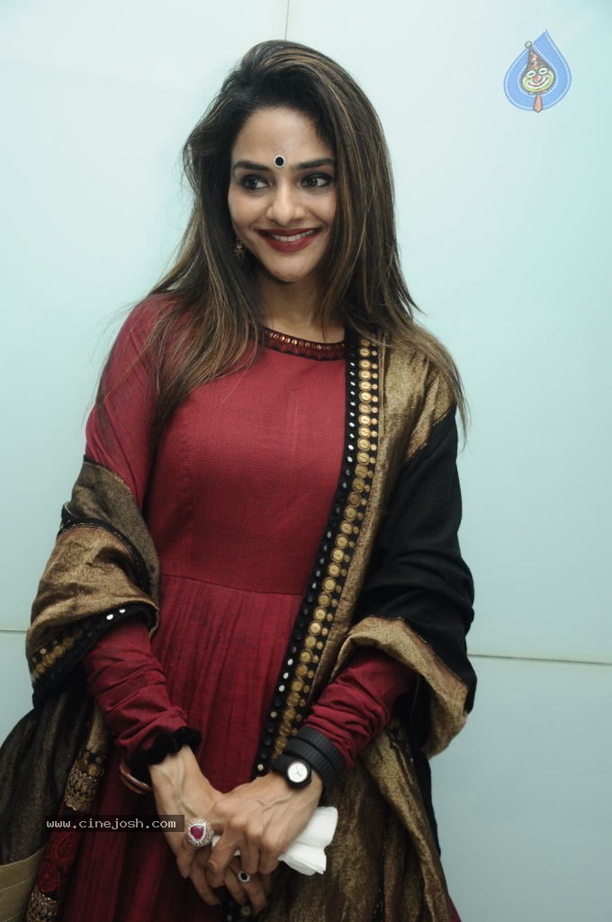 Vaayai Moodi Pesavum Tamil Movie Stills - 91 / 112 photos